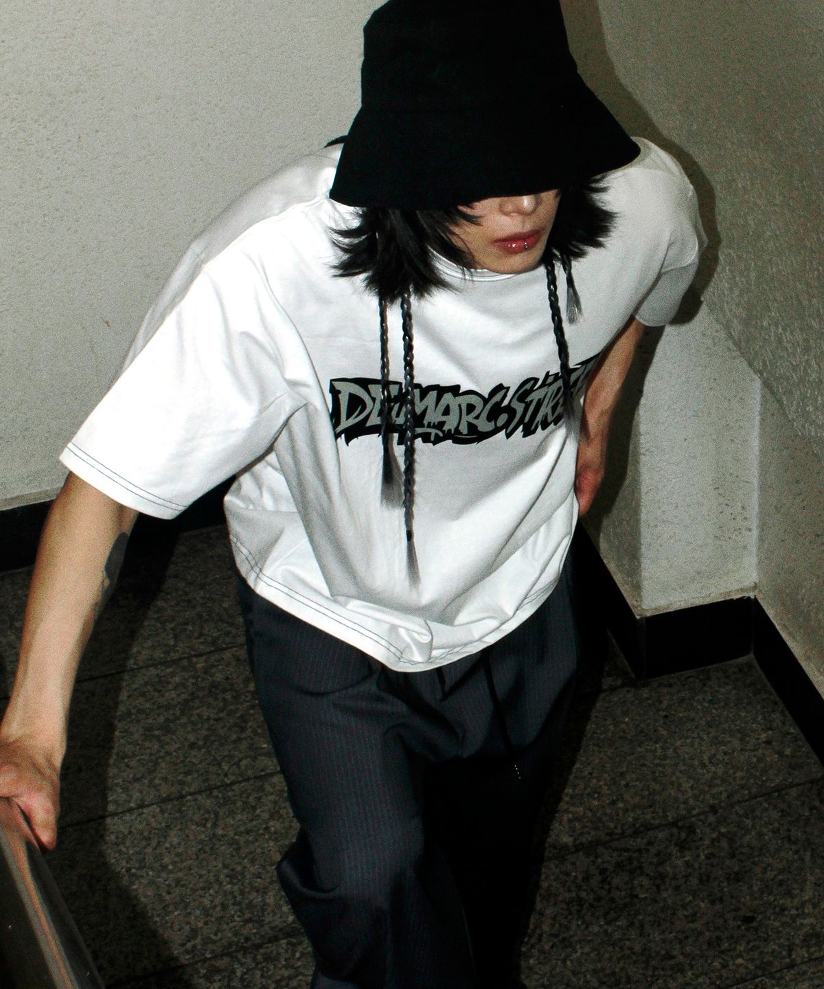 드마크(DEMARC) M text graffiti boxy short sleeve tee - White