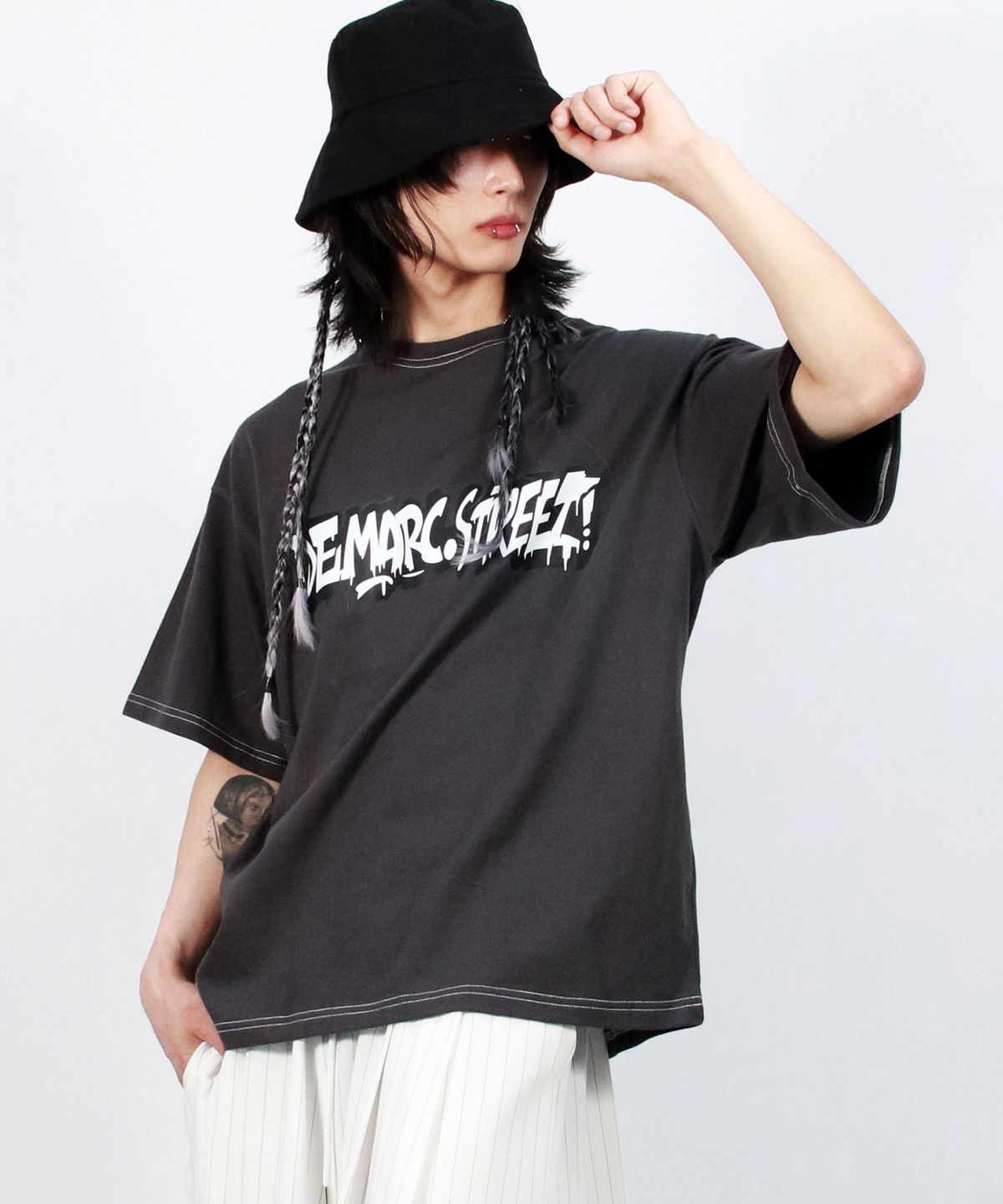 드마크(DEMARC) M text graffiti boxy short sleeve tee -  Charcoal