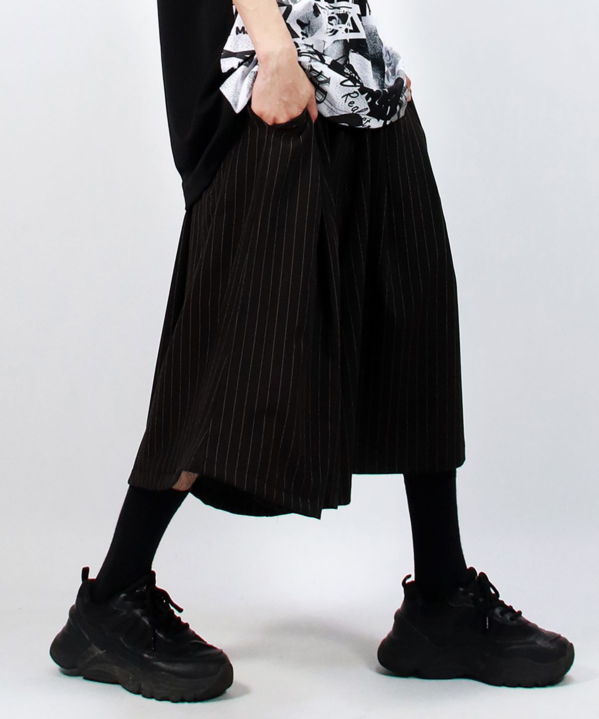 드마크(DEMARC) M Real wide two tuck stripe bumuda pants - Black