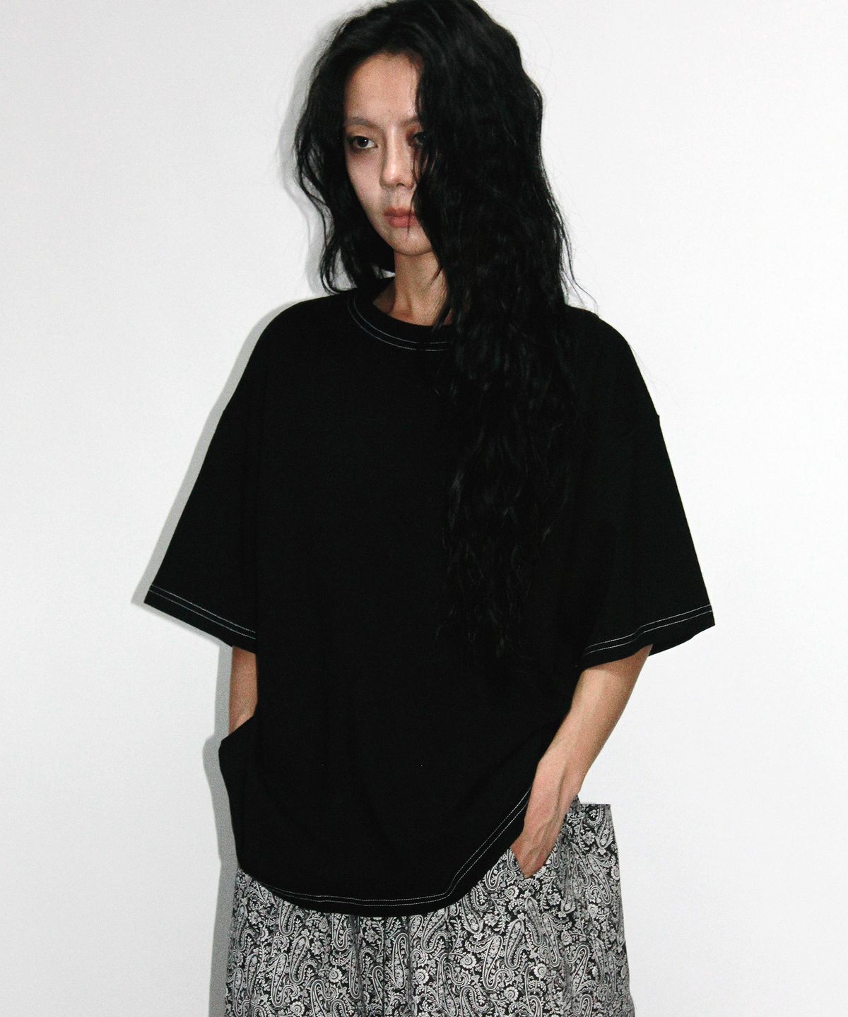 드마크(DEMARC) OUTSTITCH BOXY SHORT SLEEVE TEE - Black