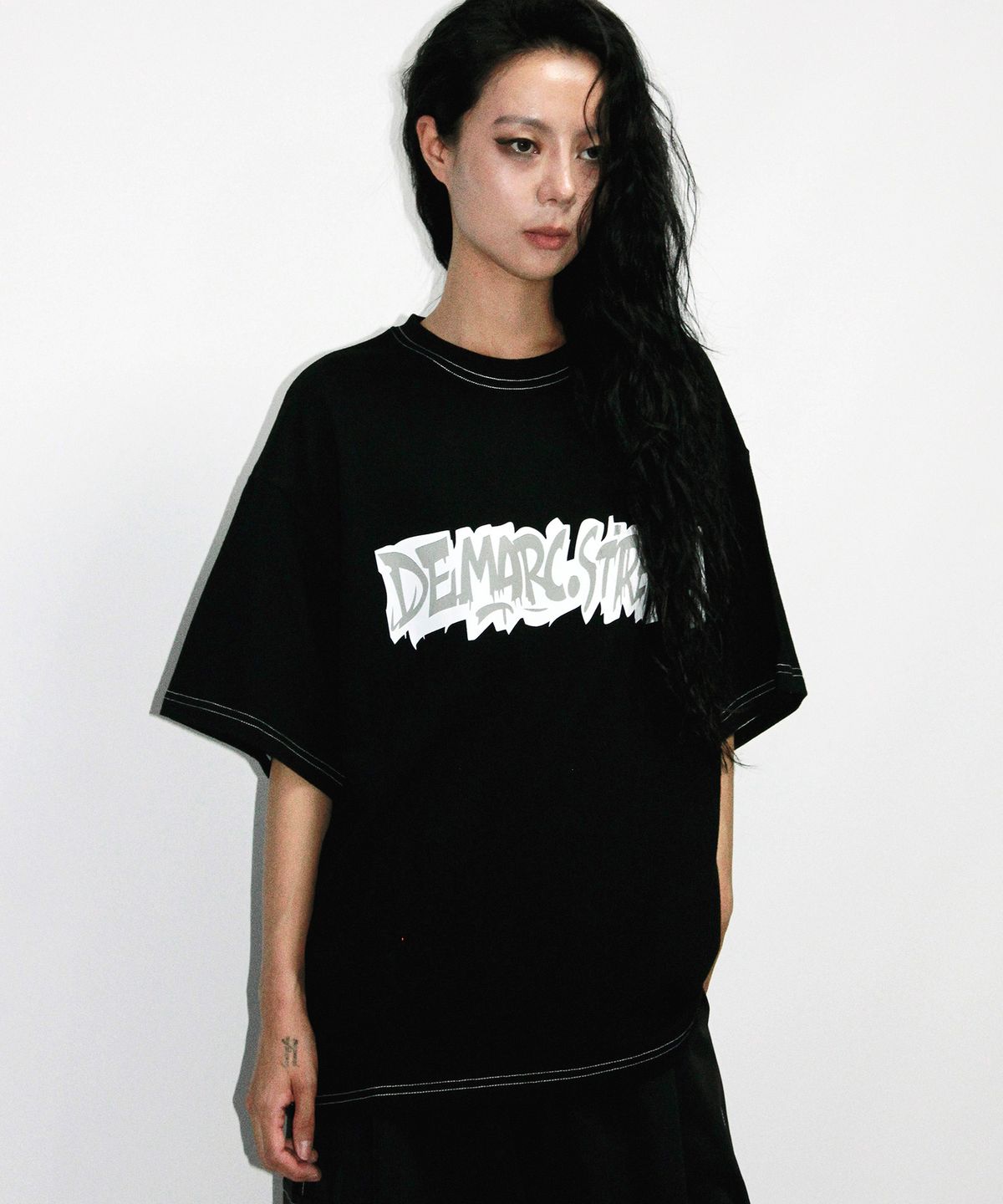 드마크(DEMARC) text graffiti boxy short sleeve tee - Black