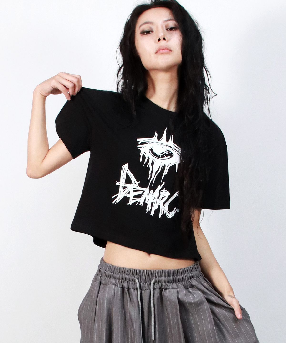 드마크(DEMARC) eerie logo text crop short sleeve tee black