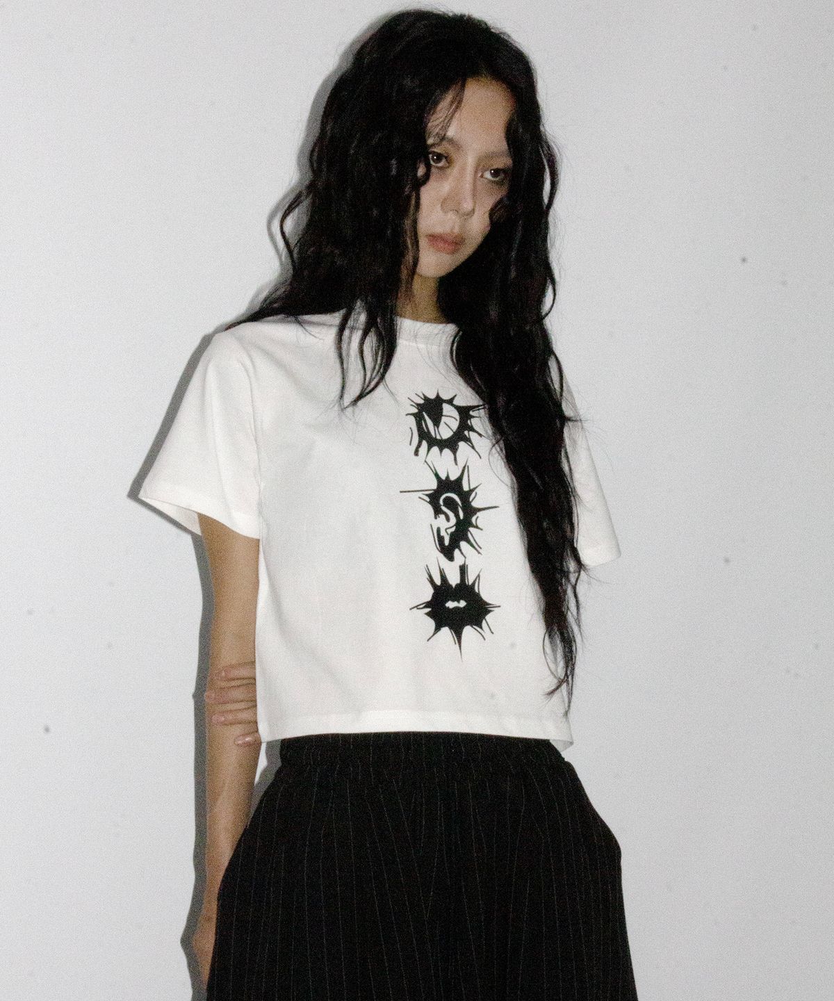 드마크(DEMARC) eerie graphic crop short sleeve tee white
