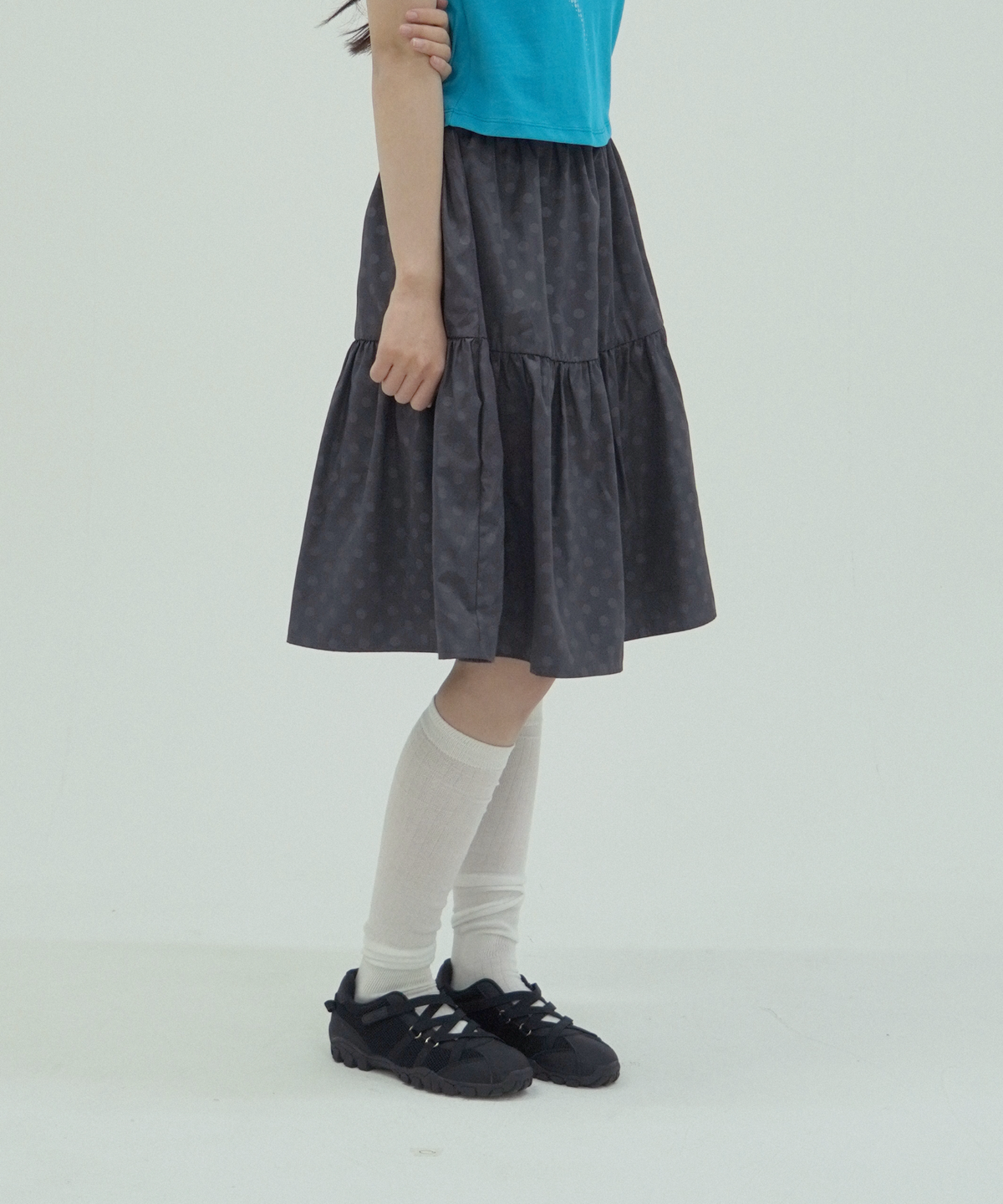 업드래프트(UPDRAFT) DOT SHIRRING KANGKANG MIDI SKIRT [GREY]