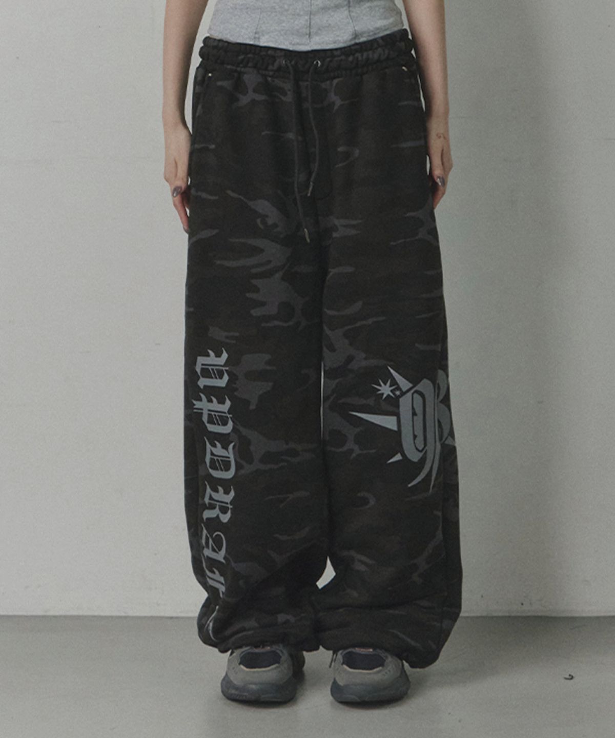 업드래프트(UPDRAFT) CAMO PRINT WIDE TRACK PANTS [BLACK]