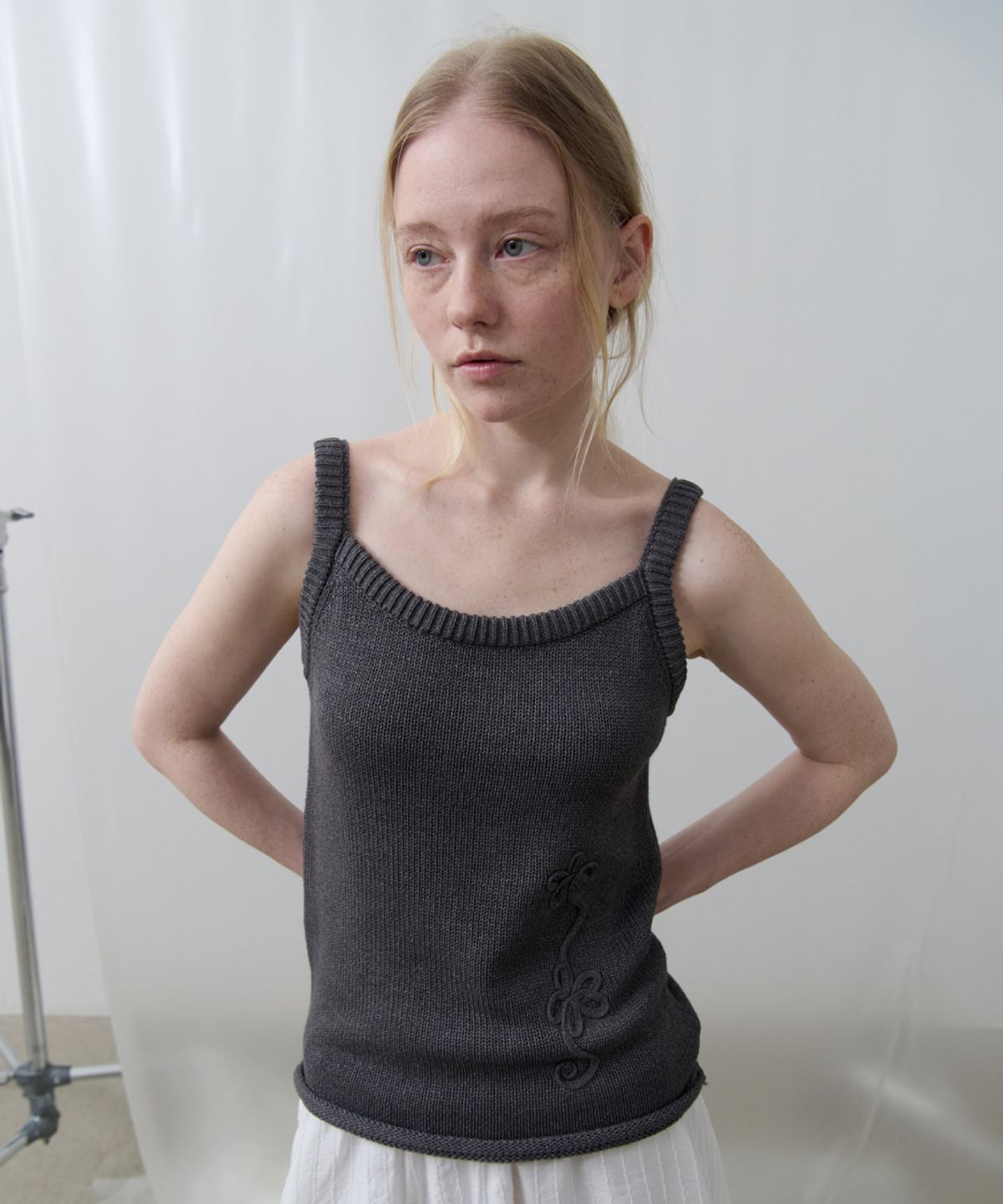 토아베(TOAVE) Drawing Floral Knit Sleeveless Top (Charcoal)