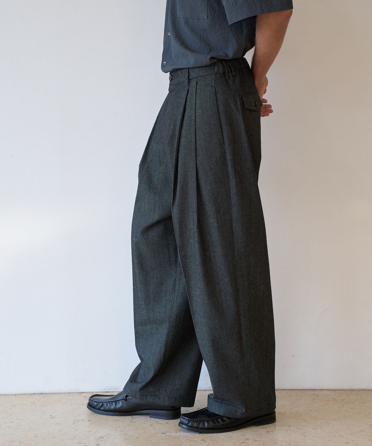 트립르센스(TRIP LE SENS) 포켓 더블 플리츠 슬랙스_블랙 데님