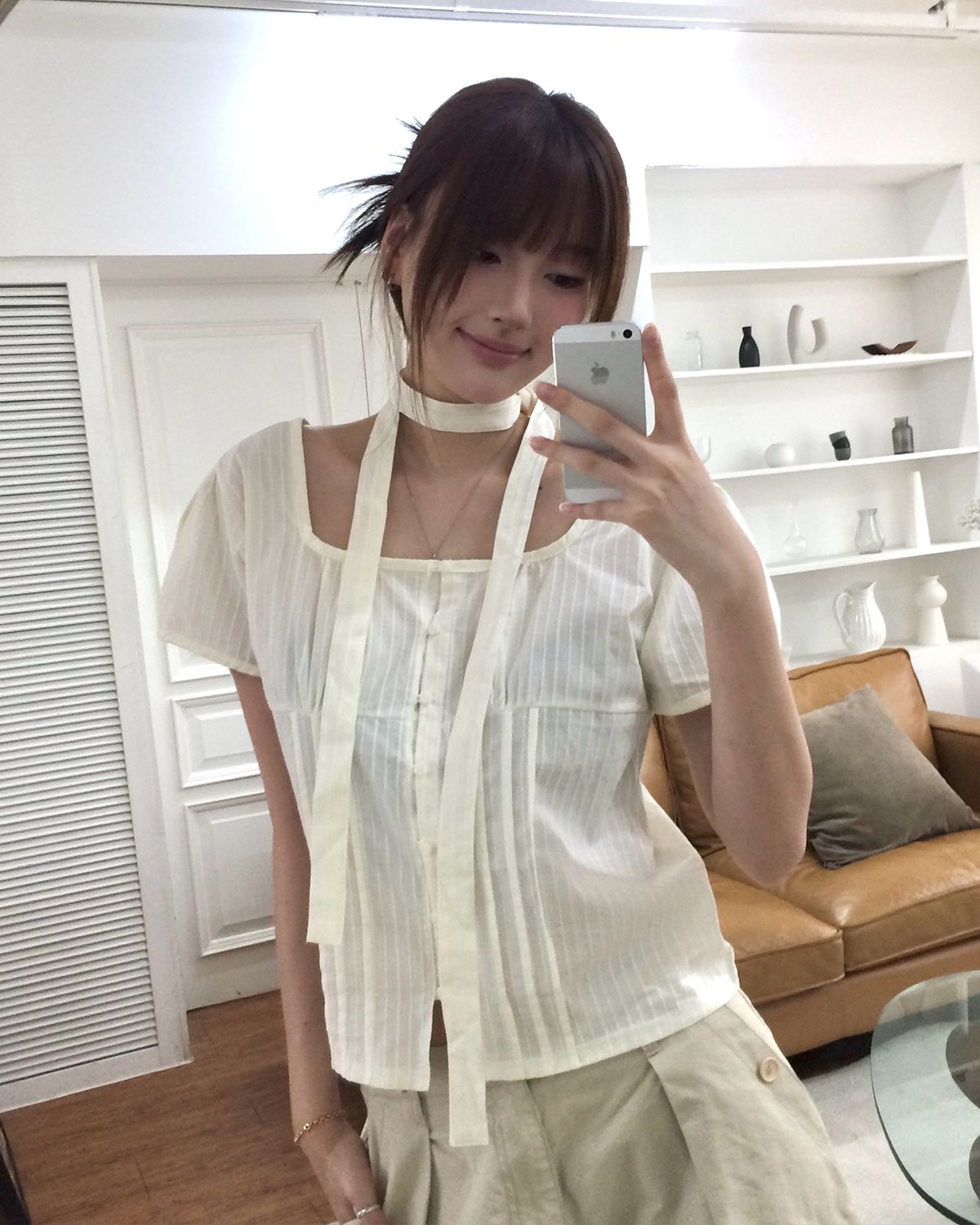 해비즘(HAVISM) SCARF SQUARE NECK BLOUSE(IVORY)
