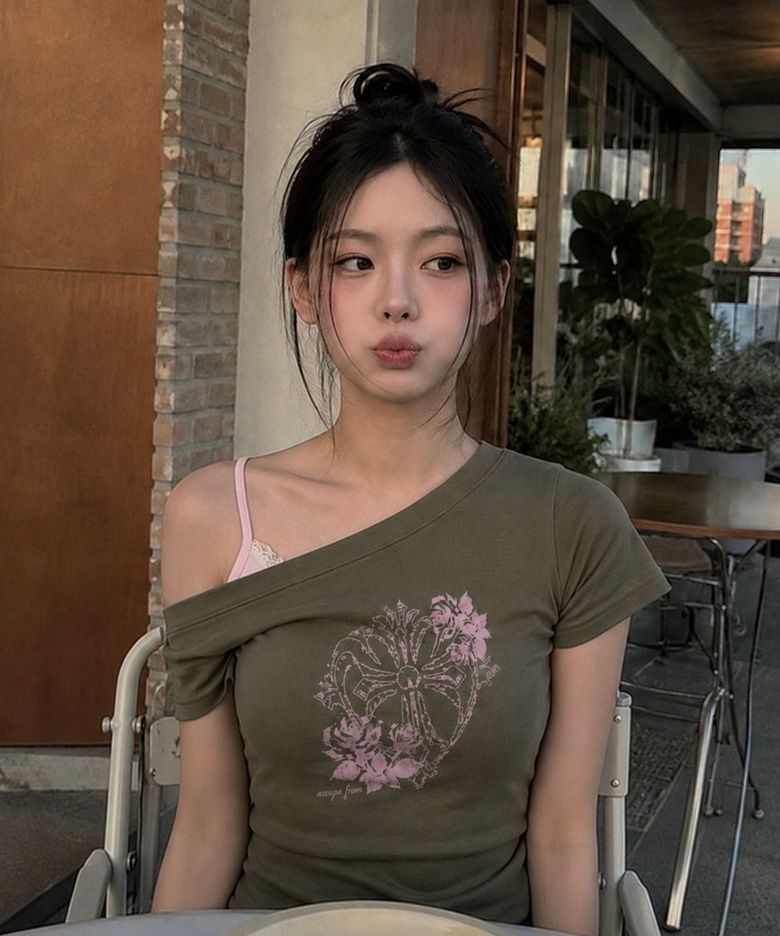 로즈 크로스 프린트 보트넥 슬림핏 반팔티 [7color]