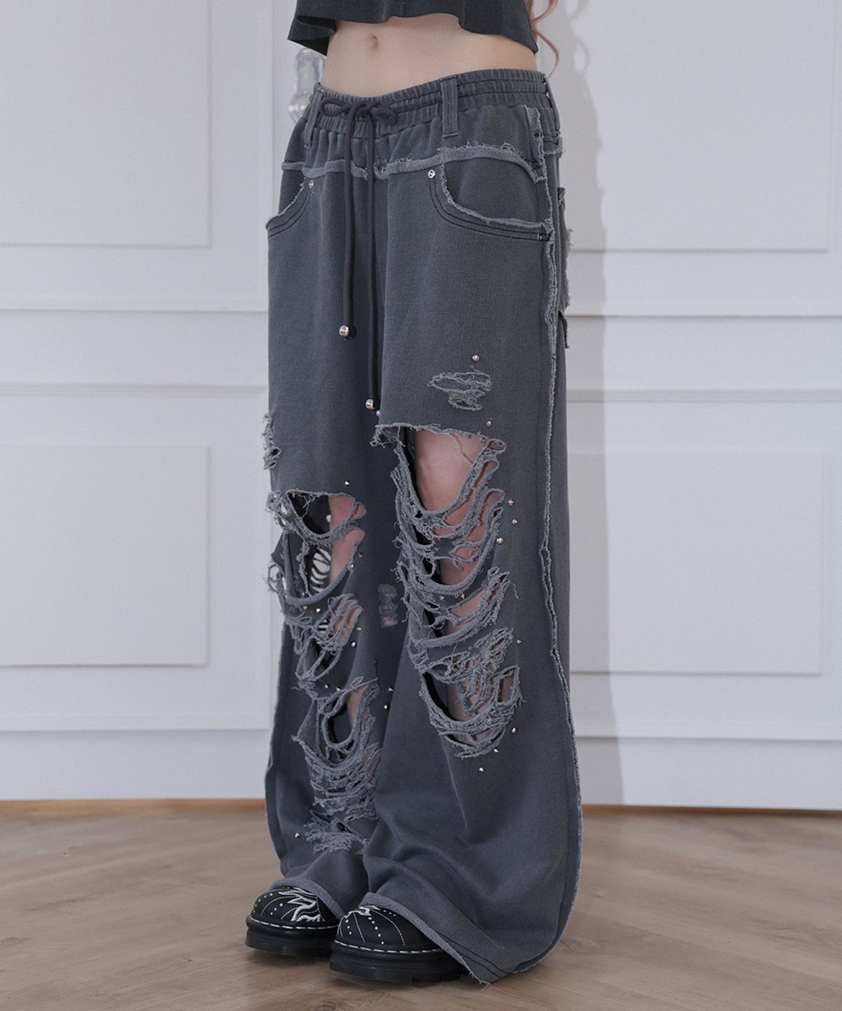 체리퀴리(CHERRYQUIRI) damage stud jogger pt -washed charcoal