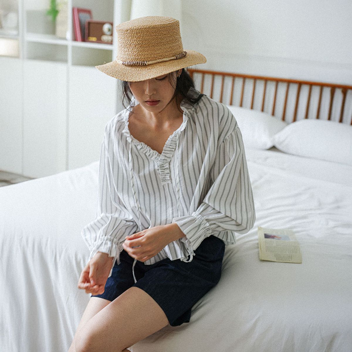 랭썬(LANGSON) LS_Ruffle stripe frill blouse_WHITE