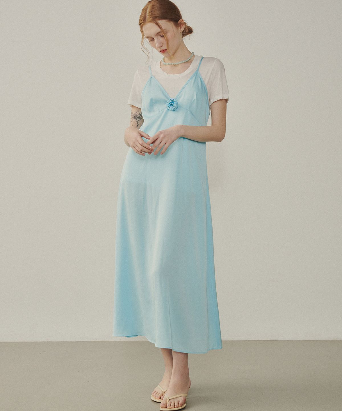 멜리앤로즈(MELLY&ROSE) 로즈 코사지 쉬어 롱 드레스(315302)_BLUE