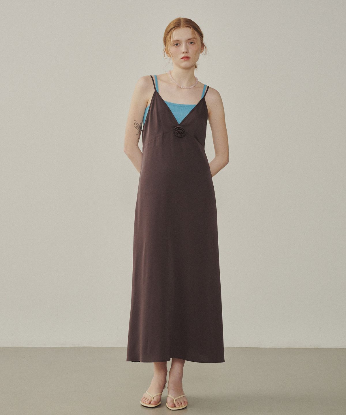 멜리앤로즈(MELLY&ROSE) 로즈 코사지 쉬어 롱 드레스(315302)_BROWN