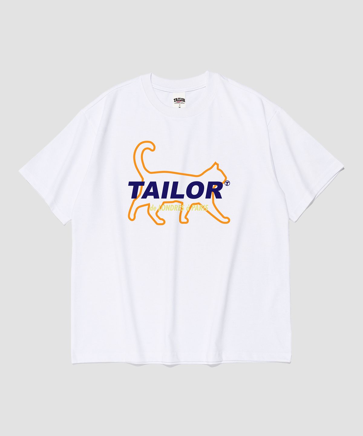 테일러 스튜디오(TAILOR STUDIO) 키치 테일스 로고 반팔티 (화이트)