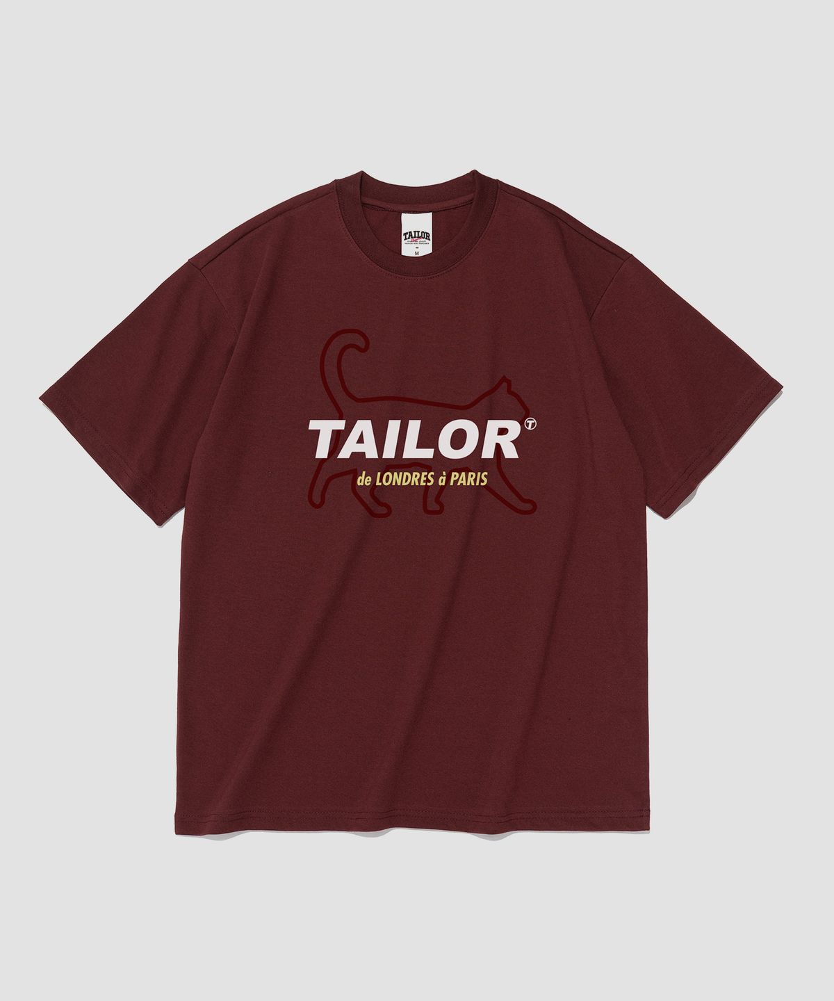 테일러 스튜디오(TAILOR STUDIO) 키치 테일스 로고 반팔티 (와인)