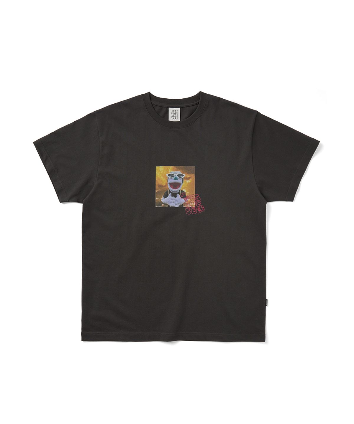 예스아이씨(YESEYESEE) FACE OKA Puppet Tee Charcoal