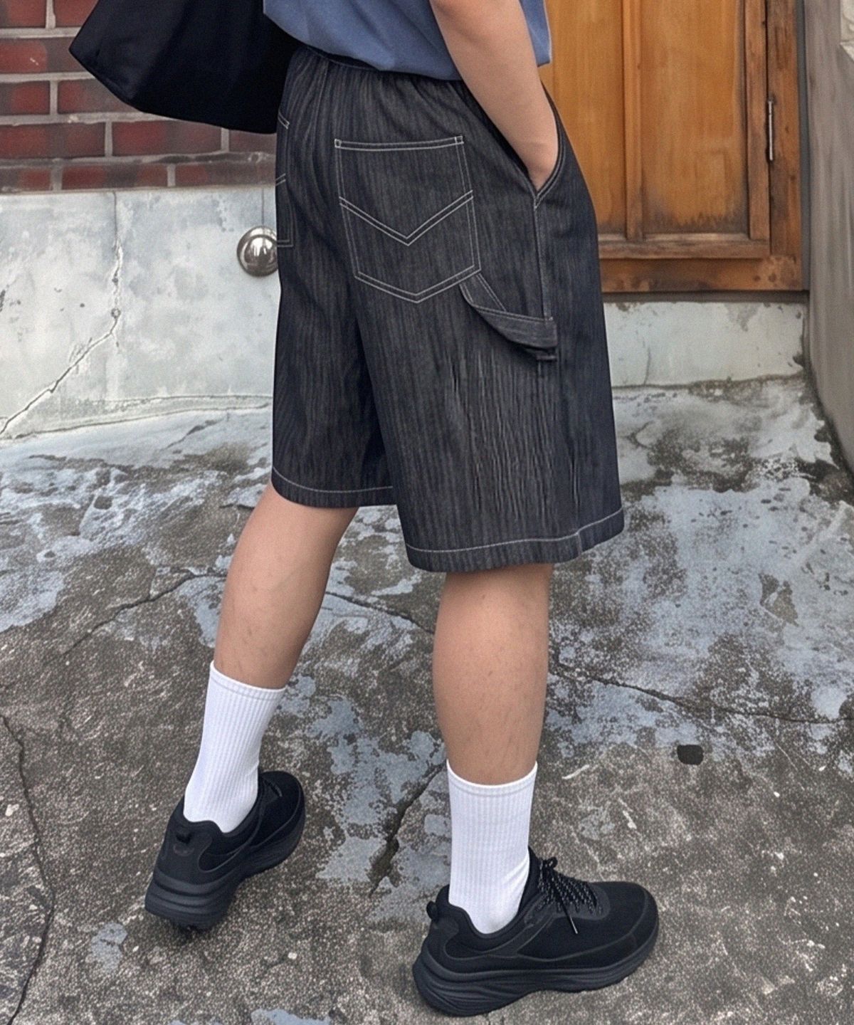 노밍(NOMING) 데님 원턱 스트랩 와이드 버뮤다 쇼츠 - 블랙