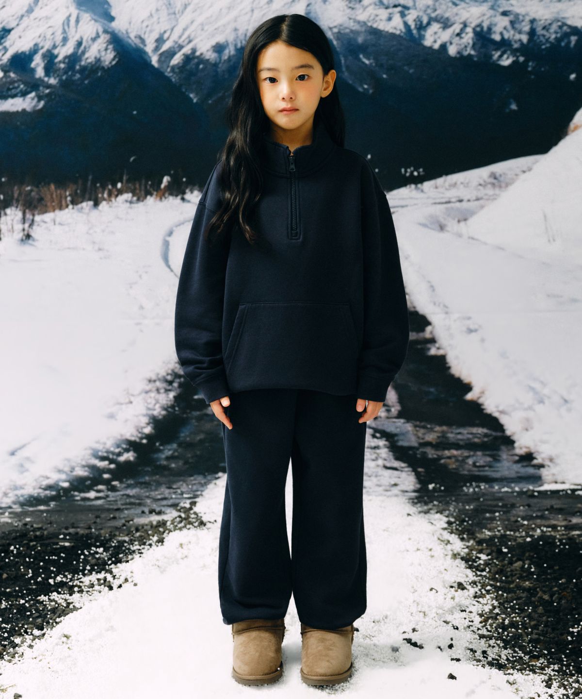 무신사 스탠다드 키즈(MUSINSA STANDARD KIDS) 기모 오버사이즈 하프 집업 스웨트셔츠 & 기모 스웨트 팬츠 셋업 [네이비]