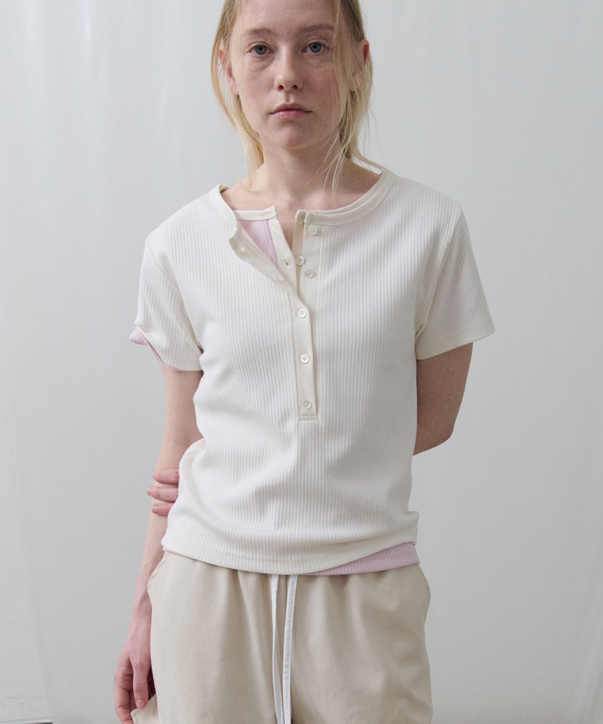 토아베(TOAVE) Contrast Ribbed Half-Open Tee (Cream)