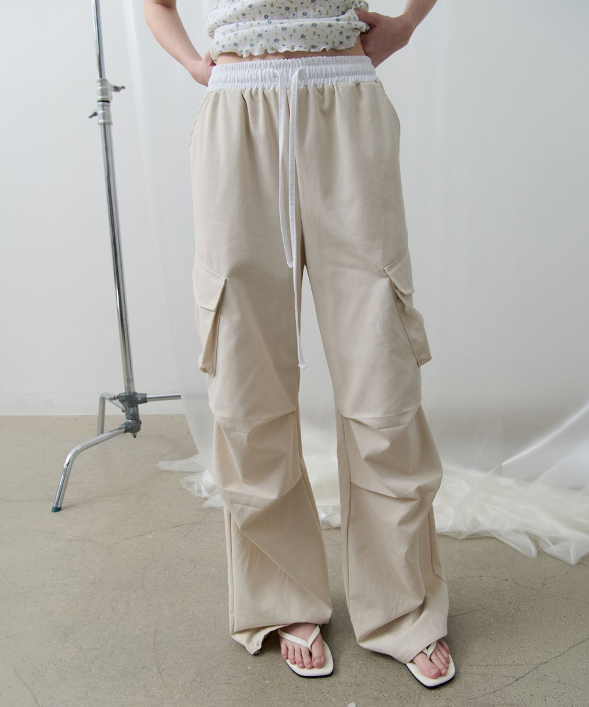 토아베(TOAVE) Contrast Waist Parachute Cargo Pants (Cream)