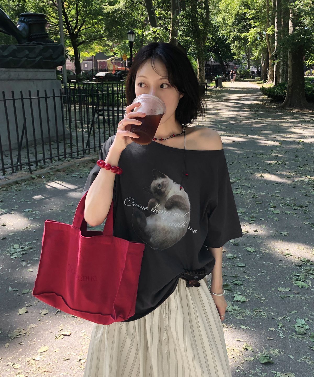 토아베(TOAVE) Cat Off-Shoulder T-Shirt (Charcoal)