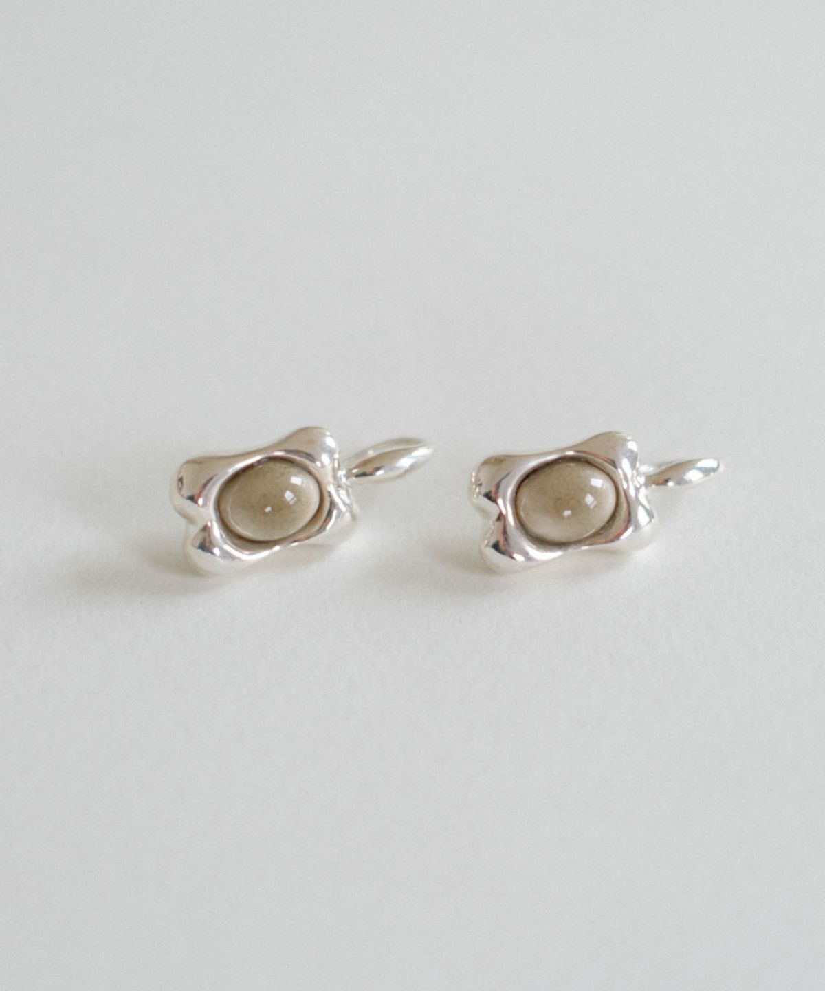 세이(SEI) melted square drop earring [ash]