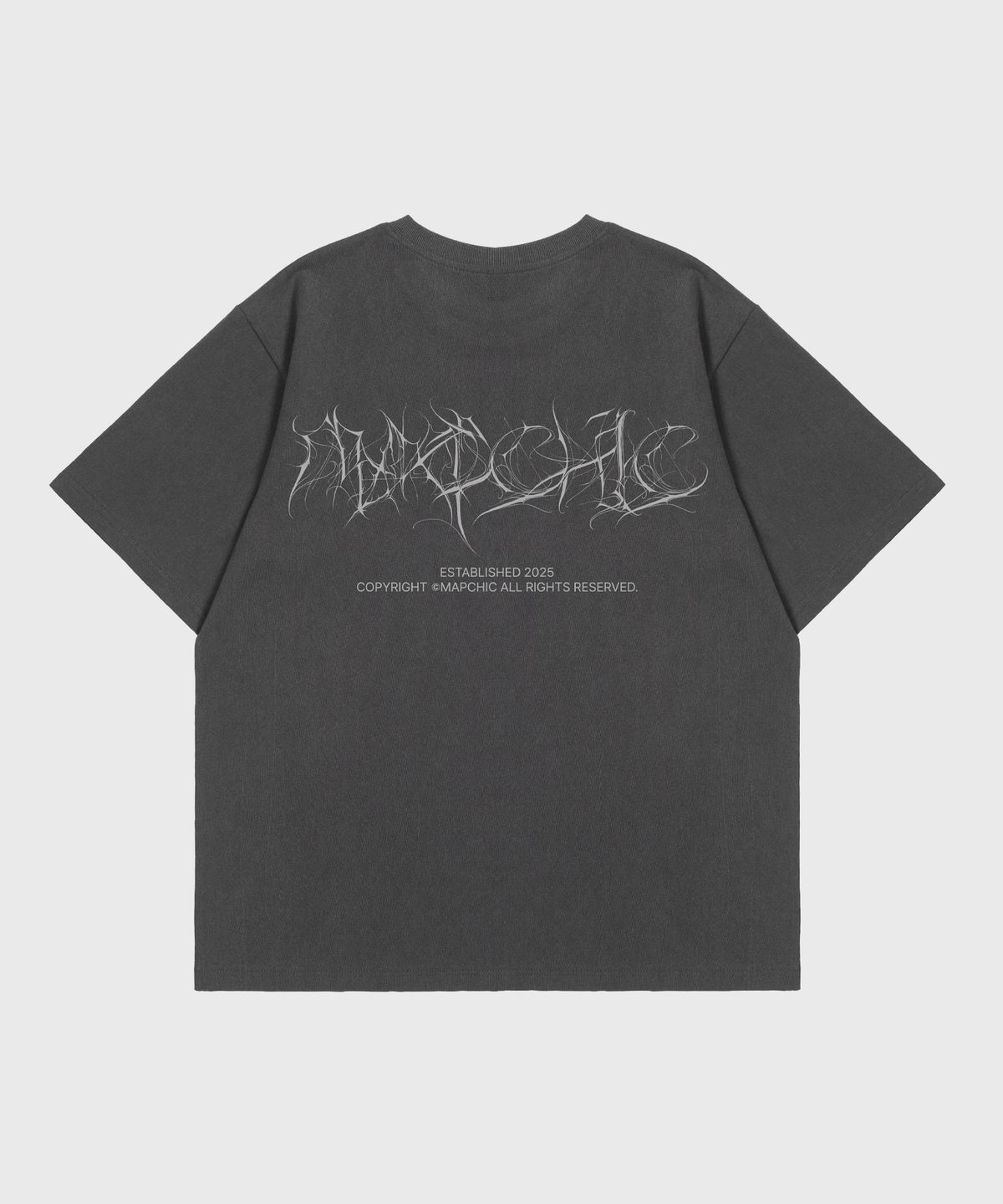맵시크(MAPCHIC) 피그먼트 레터링타투 오버핏 반팔티_차콜