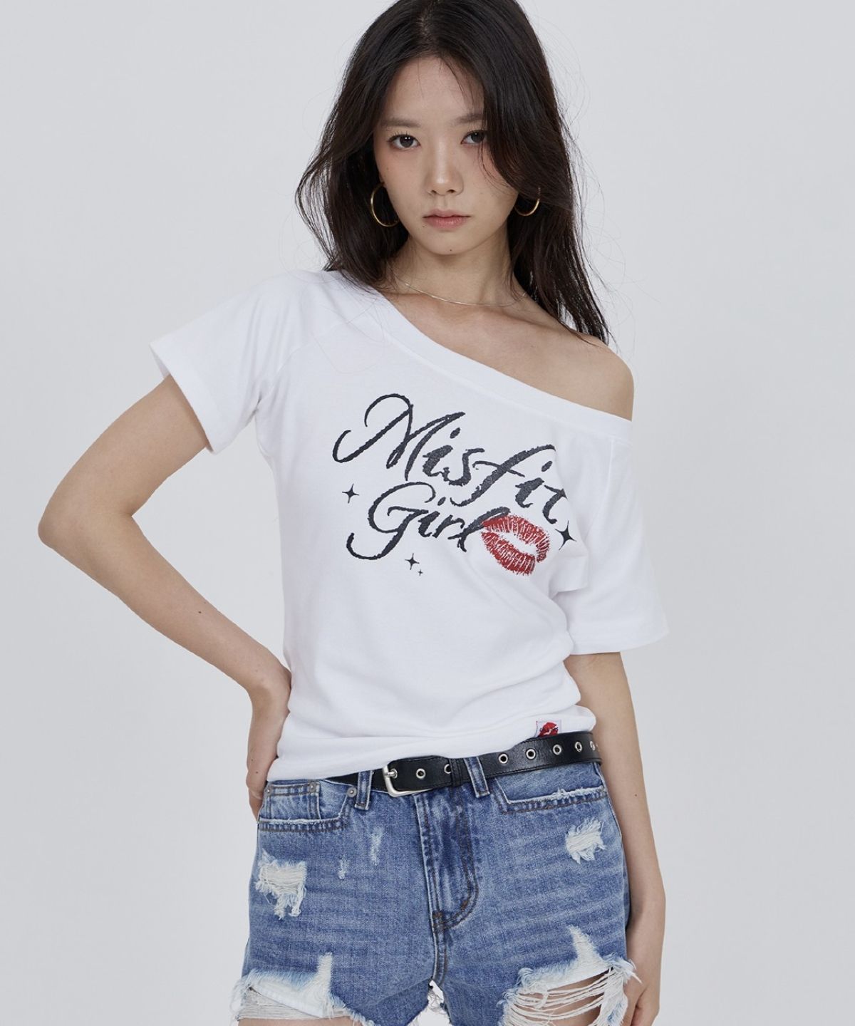 콜아웃뉴이어(CONY) 코니 미스핏 키스 글리터 오프숄더 티 / 화이트