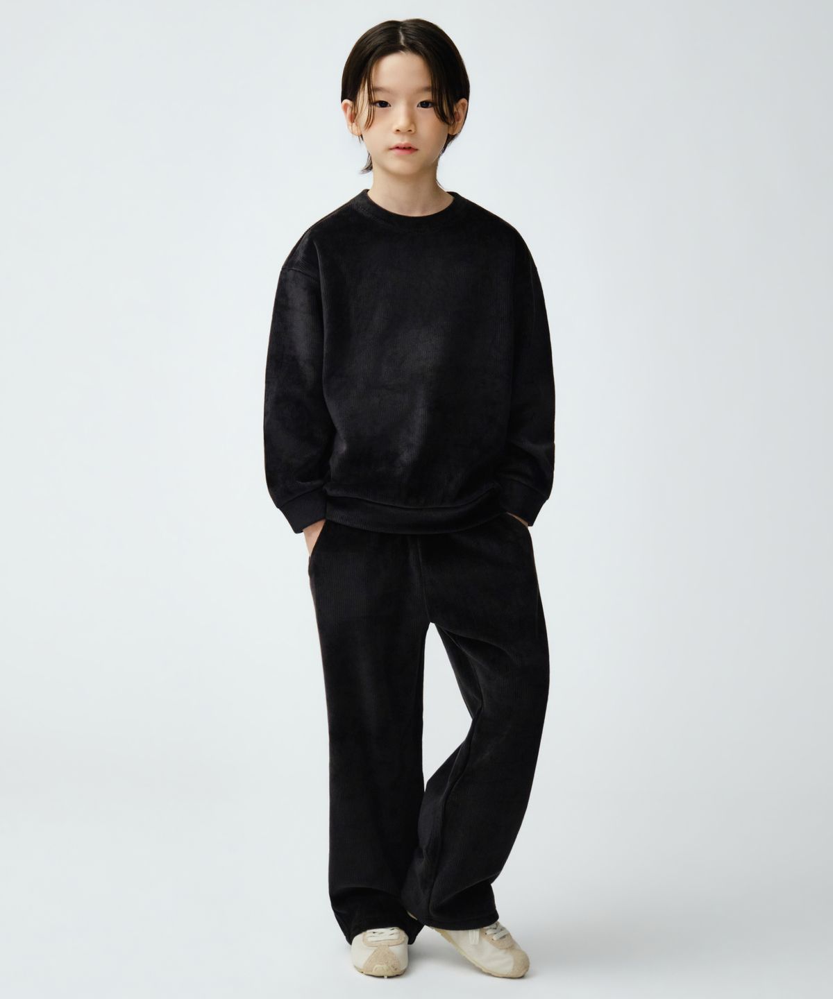 무신사 스탠다드 키즈(MUSINSA STANDARD KIDS) 벨루어 코듀로이 스웨트셔츠 & 벨루어 코듀로이 라운지 팬츠 셋업 [블랙]