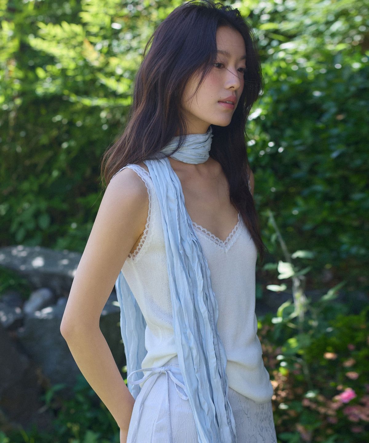 어다울(ADAUL) Lace v-neck sleeveless top - 2color