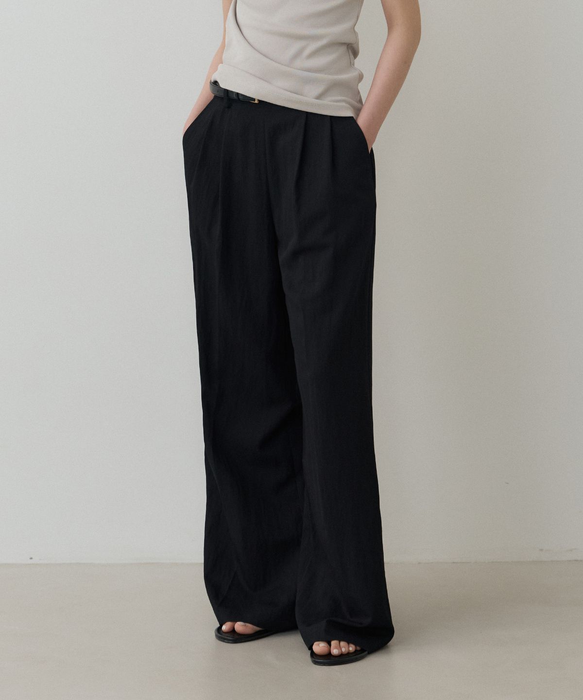 토와브(TOWAV) KAIA TUCK SLACKS_BLACK