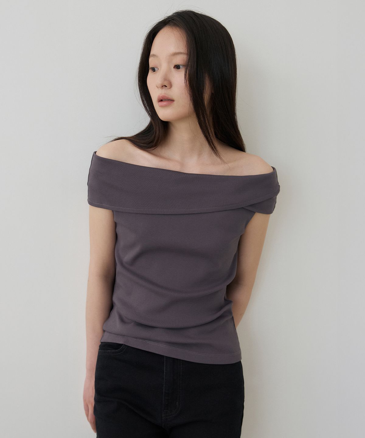 토와브(TOWAV) NUVE OFF SHOULDER TEE_CHARCOAL