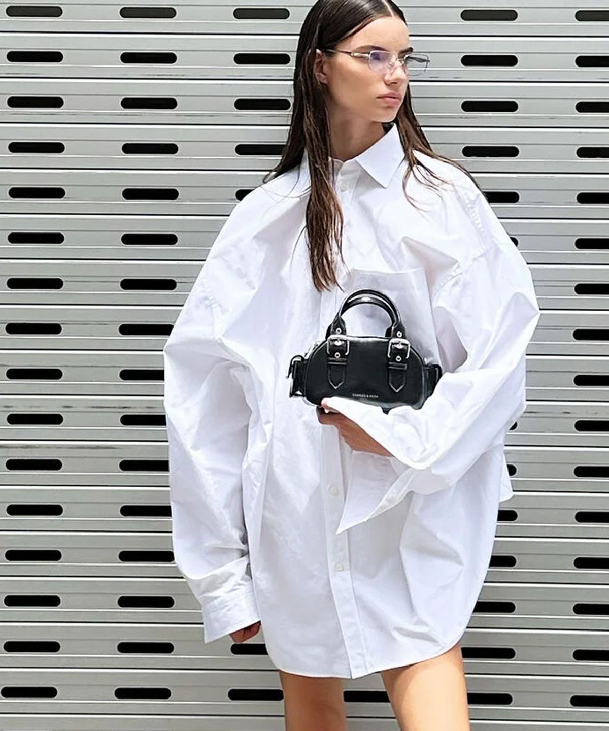찰스앤키스(CHARLES & KEITH) 블레이즈 버클 스트랩 사이드 포켓 볼링백 2colors CK2-30770735