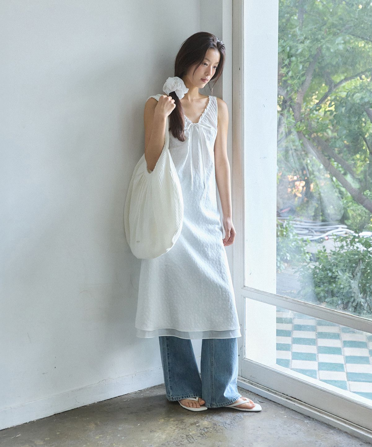 어다울(ADAUL) Embo flower pattern shirring ribbon dress - white