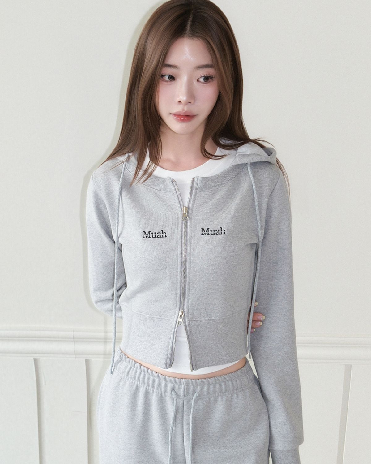 무아무아(MUAHMUAH) 로고 라운드 크롭 후드집업 [그레이]