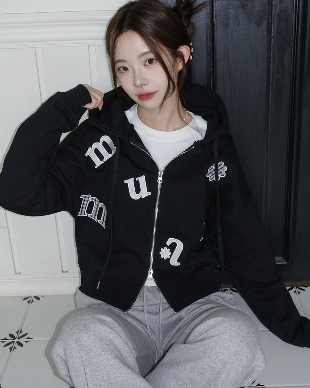 무아무아(MUAHMUAH) 체크플라워 패치 크롭 후드집업 [블랙]
