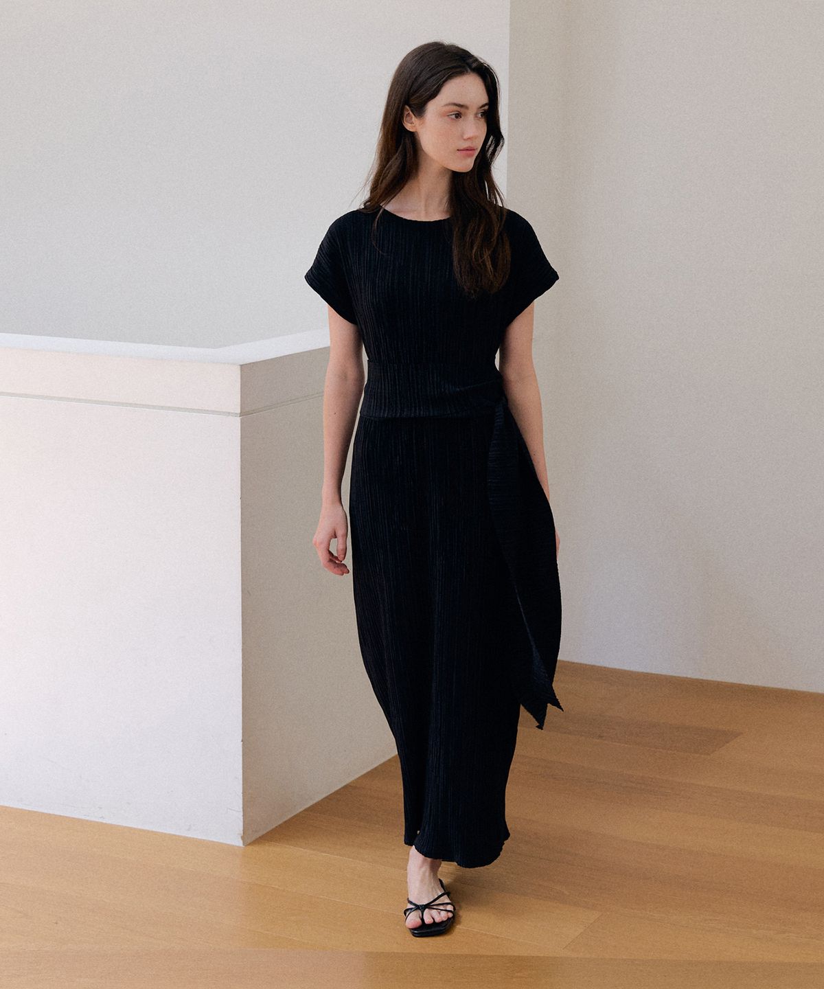 머지앤밍글(MERGE&MINGLE) Summer Iconic Pleats Maxi Belted Dress (Black)