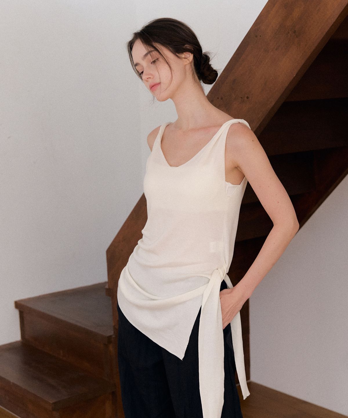 머지앤밍글(MERGE&MINGLE) Hera Shirring Belt Deep V Sleeveless Knit Top Blouse (Ivory)