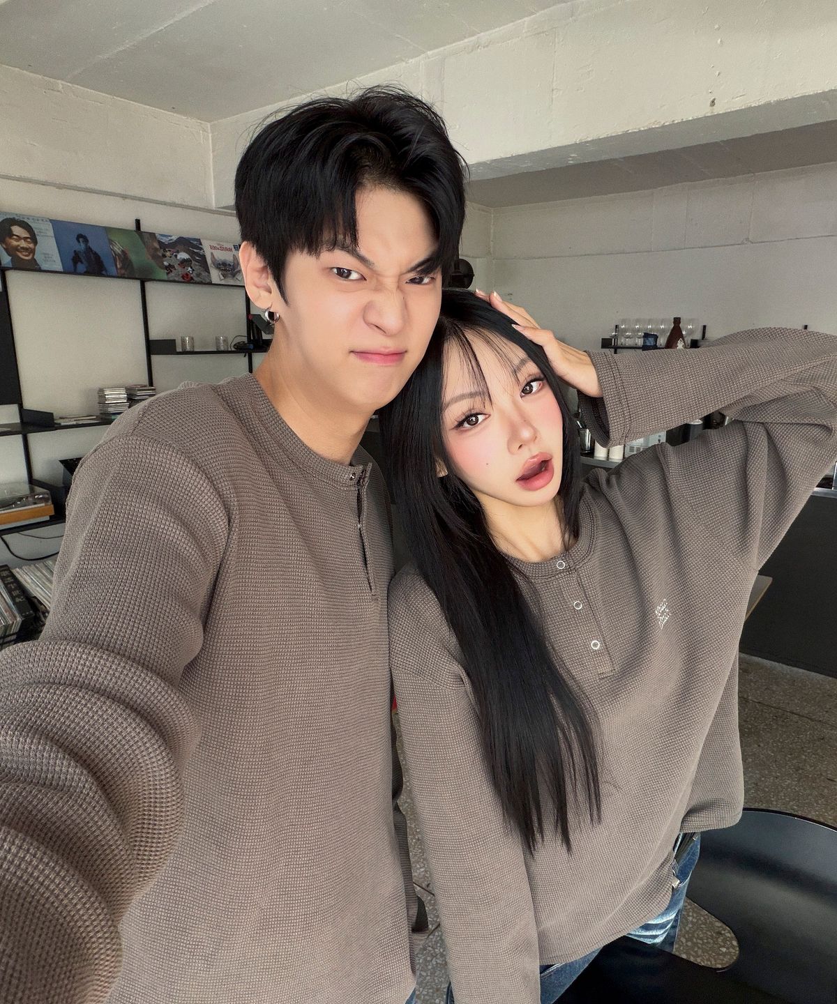 무아무아(MUAHMUAH) 와플 피그먼트 헨리넥 긴팔티 [브라운]