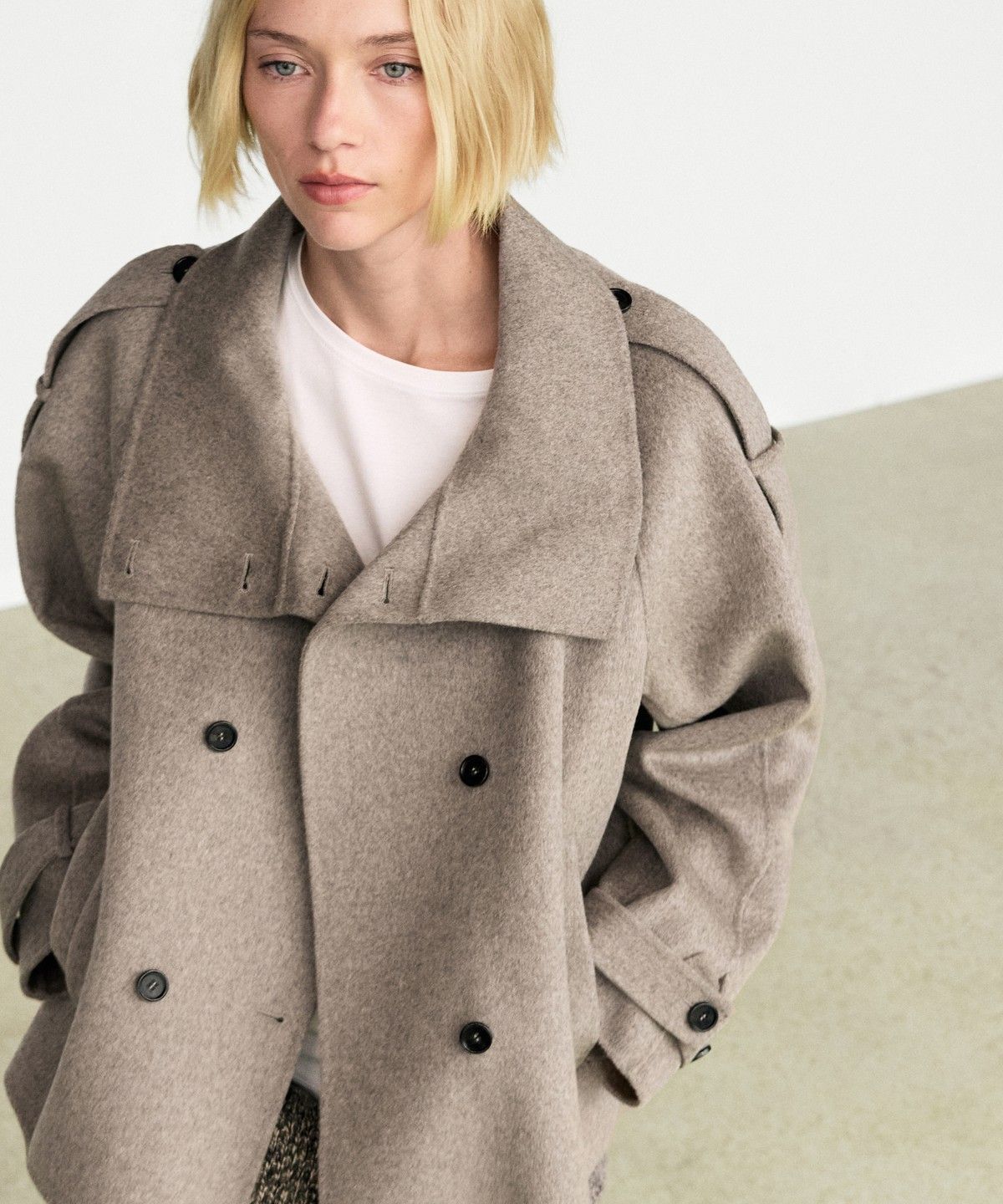 마시모두띠(MASSIMO DUTTI) 버튼 디테일 쇼트 트렌치코트