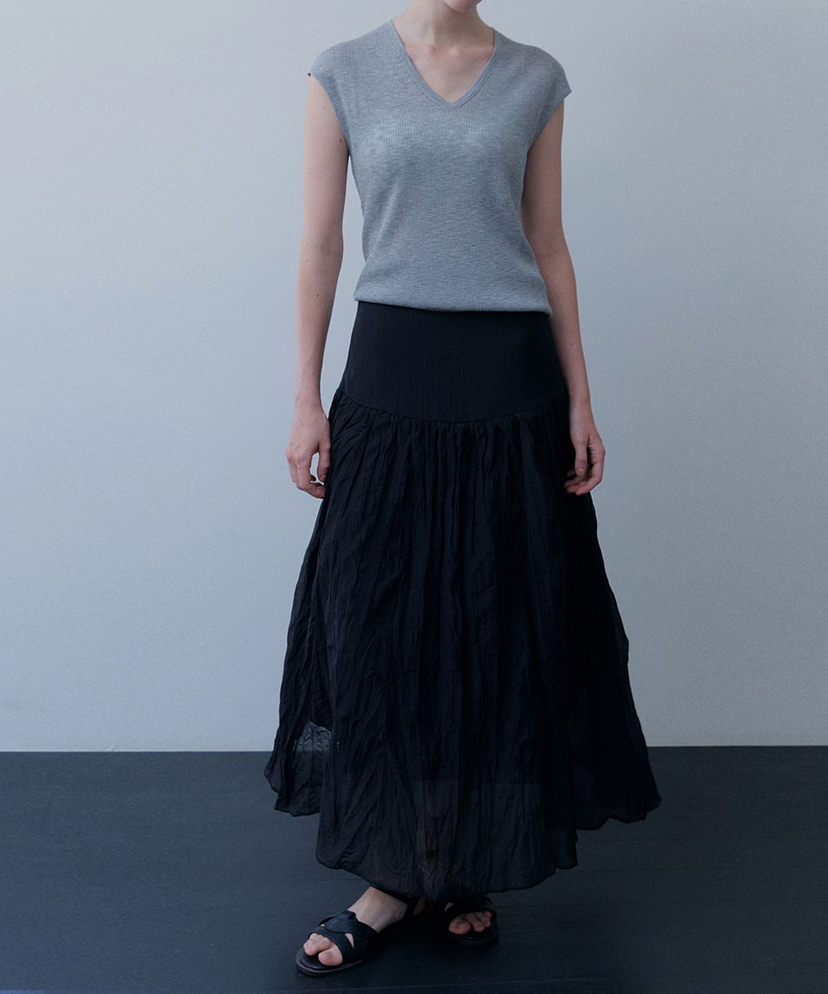 머지앤밍글(MERGE&MINGLE) Ete Contour Wrinkle Midi Skirt (Black)