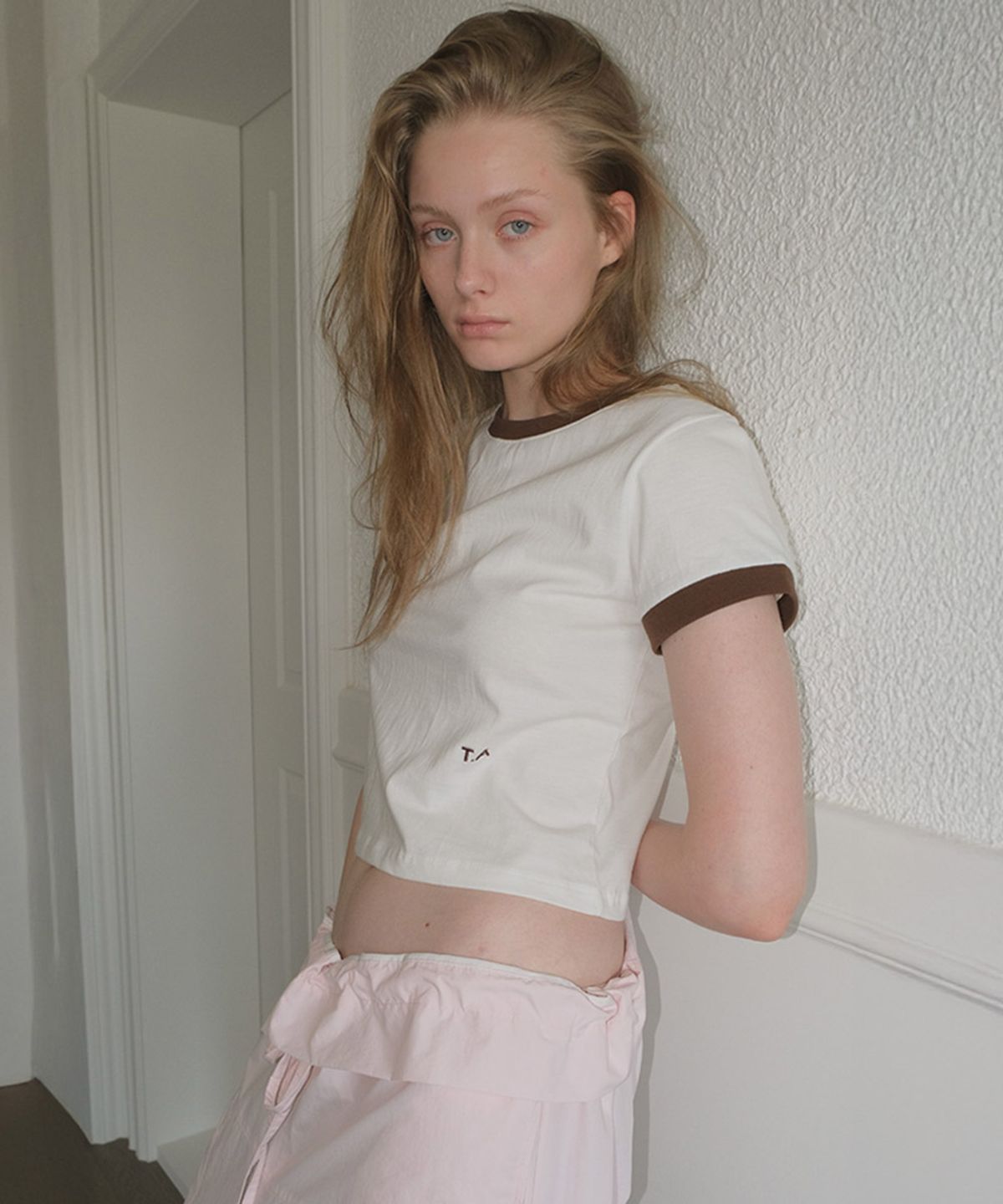 타버트(TARVERT) Margot Contrast Crop T-Shirt - Ivory
