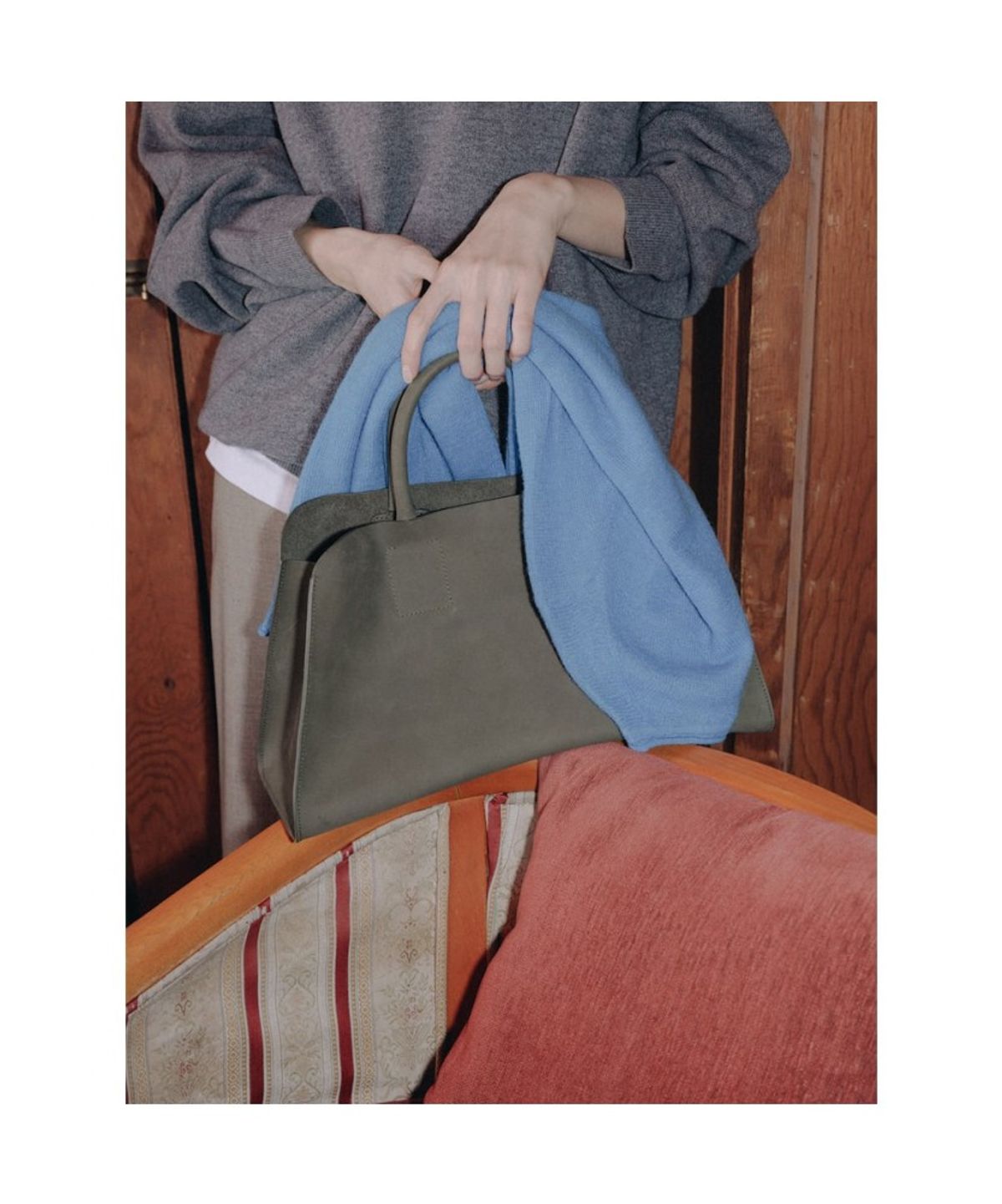 디애퍼처(THE APERTURE) Robbie Bag_Suede  Khaki (TA62D4A03H)