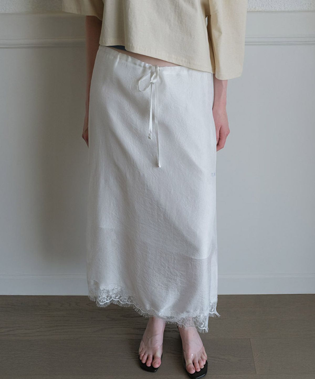 타버트(TARVERT) Bella Satin Long Skirt - White
