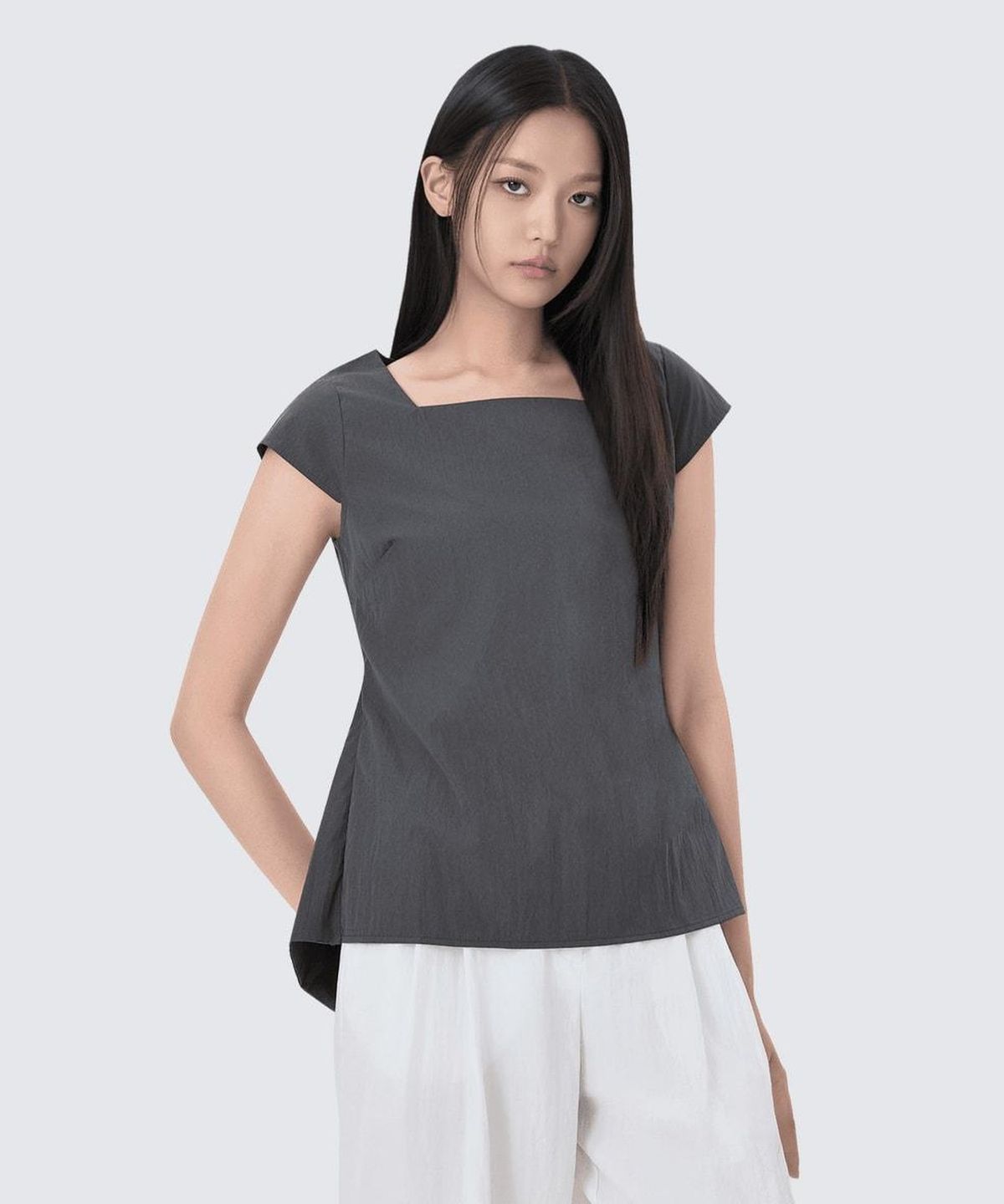 미쏘(MIXXO) 스퀘어넥 백디테일 블라우스 RE BWG52MS_MIWBWG70QB