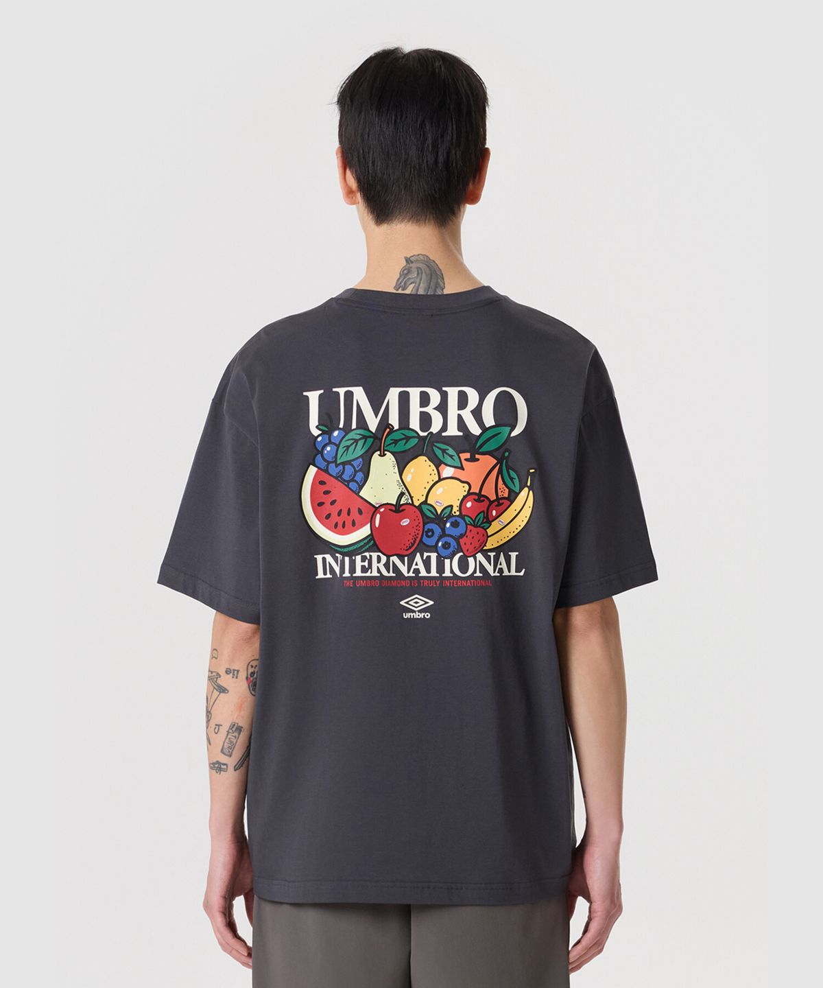 엄브로(UMBRO) 썸머 PICK 후르츠 쿨피마 반팔 티셔츠 차콜 UR323CRS71