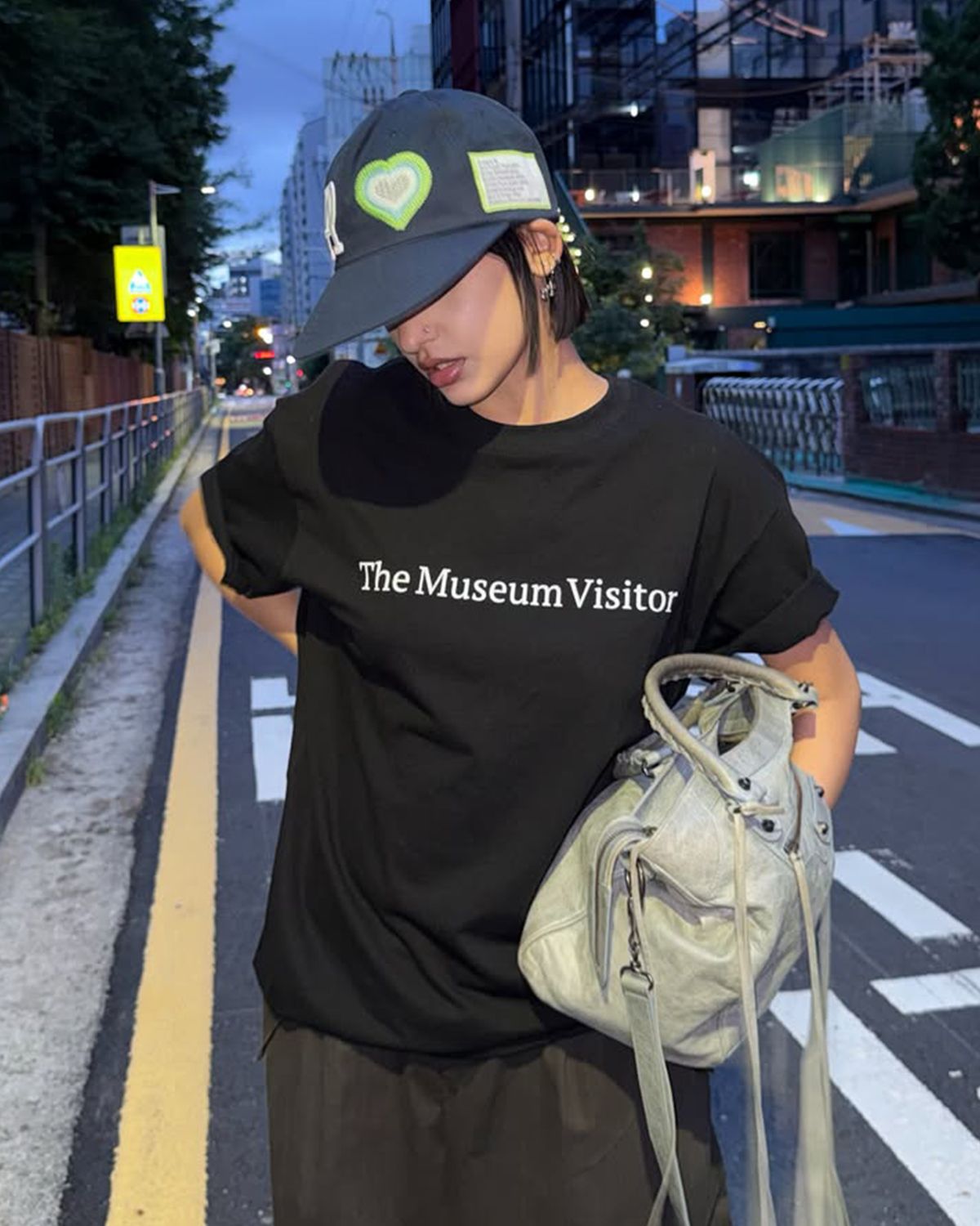 더뮤지엄비지터(THEMUSEUMVISITOR) ESSENTIAL LOGO OVERFIT T-SHIRT (BLACK)