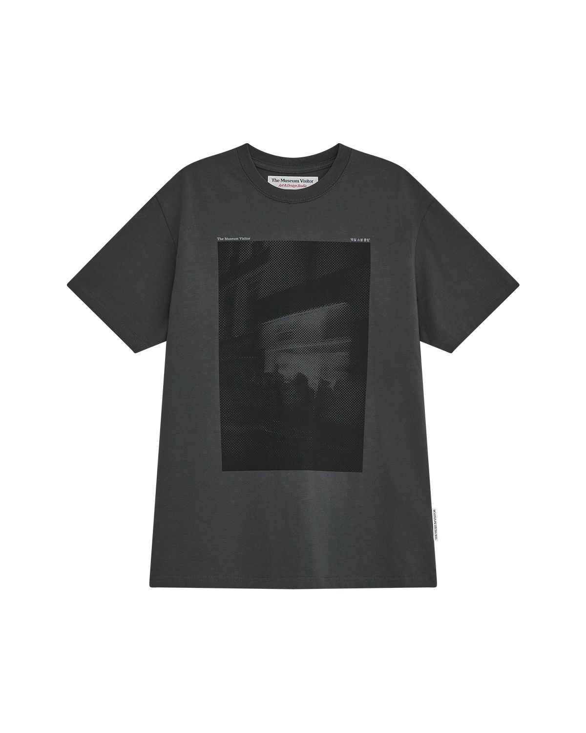 더뮤지엄비지터(THEMUSEUMVISITOR) GALLERY ARTWORK T-SHIRT (CHARCOAL)
