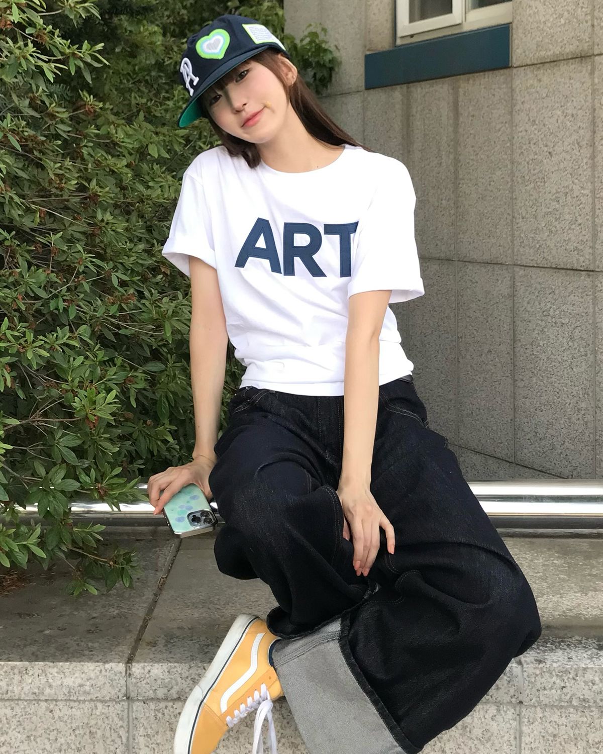 더뮤지엄비지터(THEMUSEUMVISITOR) ART APPLIQUE OVERFIT T-SHIRT (WHITE)