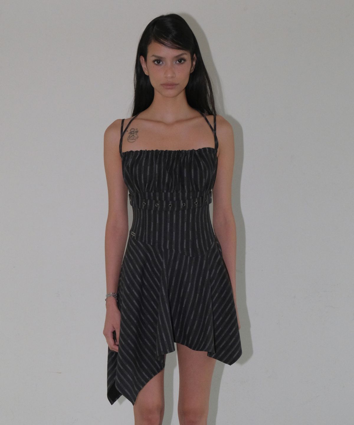 오디너리 홀리데이(ORDINARY HOLIDAY) FLARE SLEEVELESS MINI DRESS [BLACK]